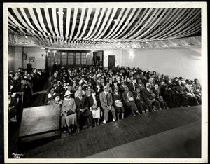 Extraído do palco de uma platéia em uma festa colorida no auditório da Associação de Cegos de Nova York, 111 New York East 59th Street, Nova York, 1937 (impressão em gelatina de prata)